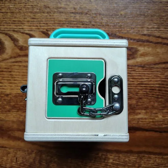 Lovevery bus and lockbox from the Realist playkit (19-21m) - Picture 6 of 16